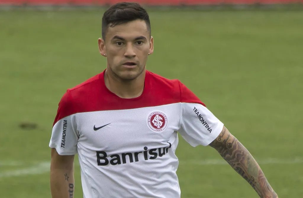 Aranguiz no treino do Internacional no CT Parque Gigante. Foto: Raul Pereira/AGIF.