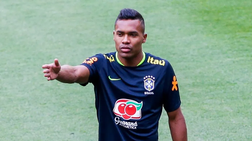 Foto: Marcello Zambrana/AGIF - Alex Sandro chamou a atenção da torcida do Santos.