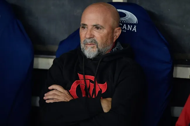 Foto: Thiago Ribeiro/AGIF – Jorge Sampaoli “sacou” Vidal do time titular do Flamengo e o chileno pode “antecipar” sua saída do Mengão na janela