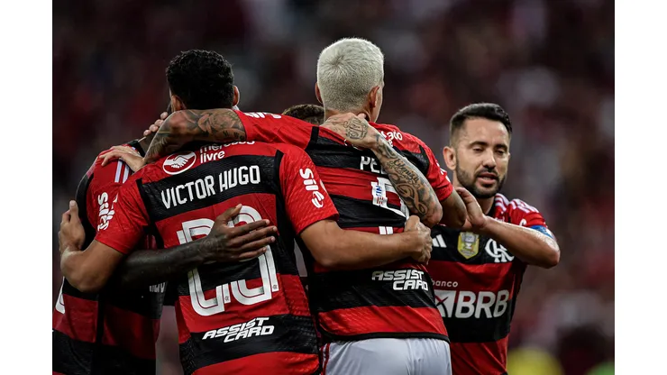 RJ - RIO DE JANEIRO - 11/06/2023 - BRASILEIRO A 2023, FLAMENGO X GREMIO - Pedro jogador do Flamengo comemora seu gol com jogadores do seu time durante partida contra o Gremio no estadio Maracana pelo campeonato BRASILEIRO A 2023. Foto: Thiago Ribeiro/AGIF