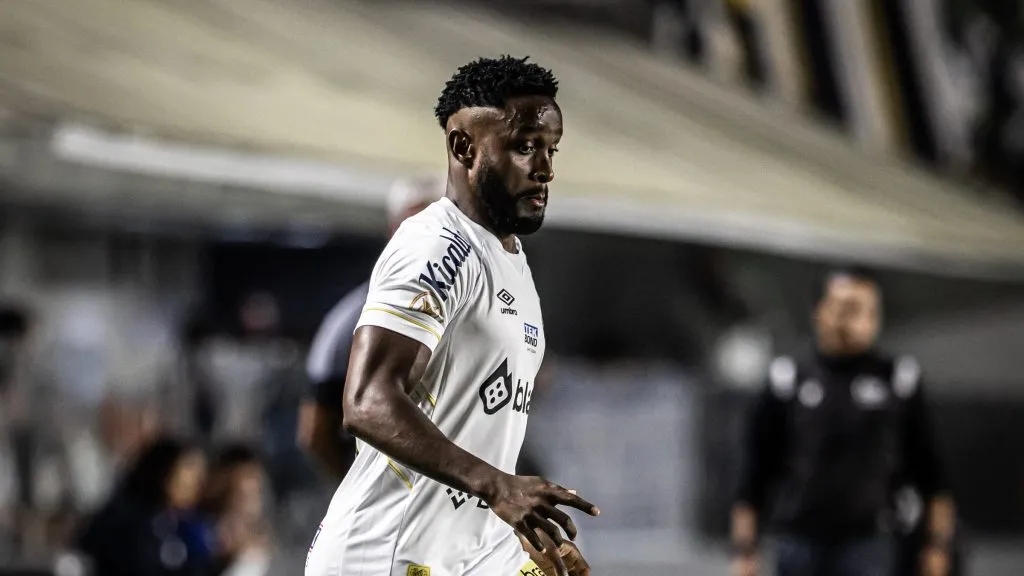 Foto: Raul Baretta/ Santos FC – Mendoza em ação contra o Internacional.