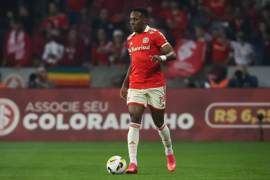 Foto: Pedro H. Tesch/AGIF – Moisés: lateral está sendo vendido em definitivo pelo Inter
