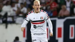 Foto: Evelyn Victoria / Santa Cruz - Emerson Galego comemora gol em cima do Globo-RN