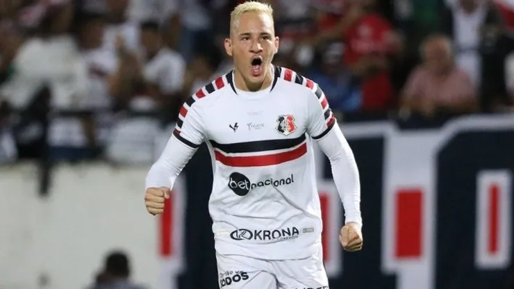 Foto: Evelyn Victoria / Santa Cruz - Emerson Galego comemora gol em cima do Globo-RN