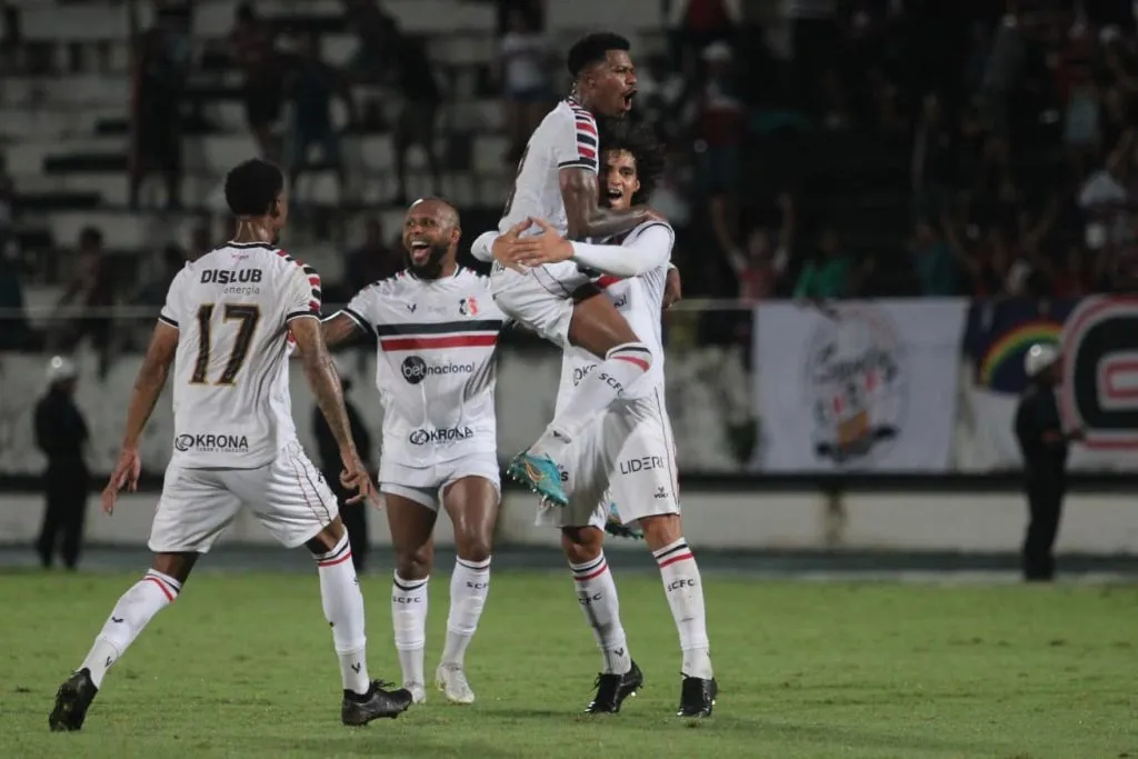 Foto: Evelyn Victoria / Santa Cruz – Jogadores comemoram vitória do Santa Cruz contra o Globo, no jogo de hoje