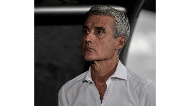 RJ - RIO DE JANEIRO - 10/06/2023 - BRASILEIRO A 2023, BOTAFOGO X FORTALEZA - Luis Castro tecnico do Botafogo durante partida contra o Fortaleza no estadio Engenhao pelo campeonato BRASILEIRO A 2023. Foto: Thiago Ribeiro/AGIF