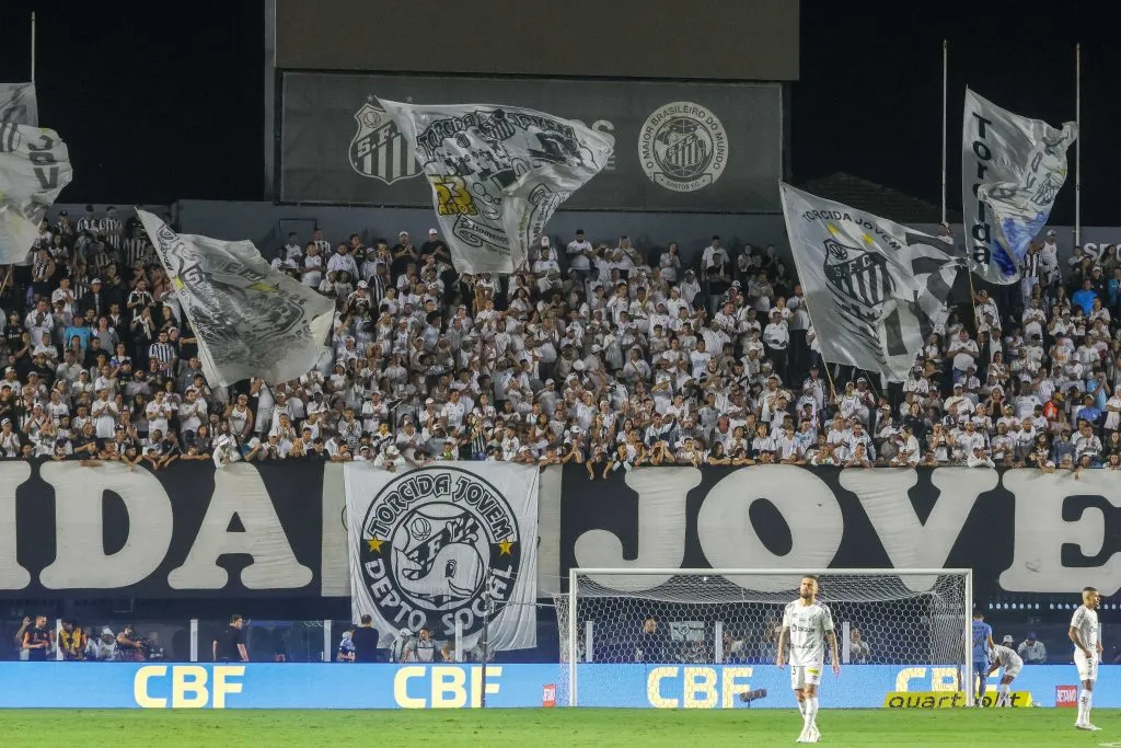 Torcida do Santos durante partida contra Internacional no estadio Vila Belmiro pelo Brasileirão Foto: Fernanda Luz/AGIF
