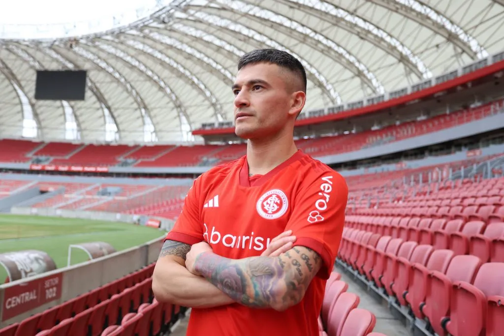 Foto: Ricardo Duarte/Internacional – Carles Aránguiz se machuca no Internacional