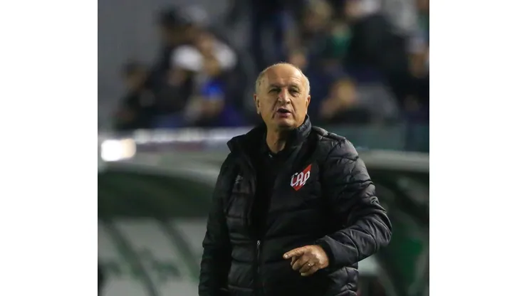 RS - Caxias do Sul - 08/06/2022 - BRASILEIRAO A 2022, JUVENTUDE X ATHLETICO. Felipao, tecnico do Athletico, orienta a equipe na partida contra o Juventude, no Estadio Alfredo Jaconi, pelo Campeonato Brasileiro 2022. Foto: Luiz Erbes/AGIF