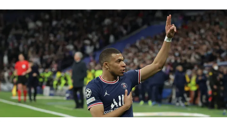 MADRID, SPAIN - MARCH 09: Kylian Mbappe of Paris Saint-Germain celebrates scoring their opening goal during the UEFA Champions League Round Of Sixteen Leg Two match between Real Madrid and Paris Saint-Germain at Estadio Santiago Bernabeu on March 09, 2022 in Madrid, Spain. (Photo by Gonzalo Arroyo Moreno/Getty Images)