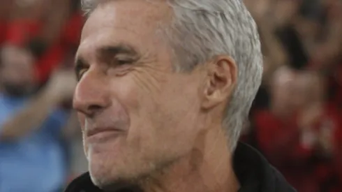 PR - CURITIBA - 03/06/2023 - BRASILEIRO A 2023, ATHLETICO-PR X BOTAFOGO - Luis Castro tecnico do Botafogo durante partida contra o Athletico-PR no estadio Arena da Baixada pelo campeonato BRASILEIRO A 2023. Foto: Gabriel Machado/AGIF