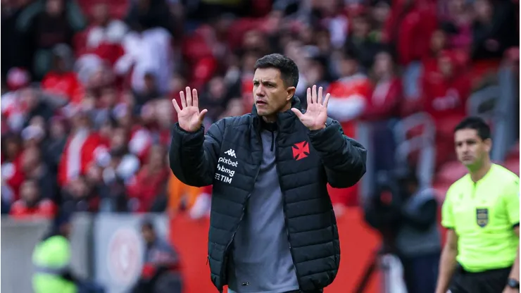 RS - PORTO ALEGRE - 11/06/2023 - BRASILEIRO A 2023, INTERNACIONAL X VASCO - Mauricio Barbieri tecnico do Vasco durante partida contra o Internacional no estadio Beira-Rio pelo campeonato BRASILEIRO A 2023.