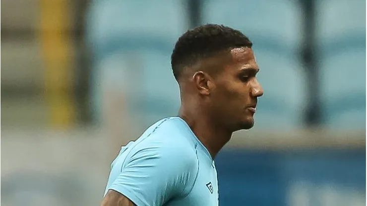 RS - PORTO ALEGRE - 27/04/2023 - COPA DO BRASIL 2023, GREMIO X ABC - Adriel goleiro do Gremio deixa o campo apos partida contra o ABC no estadio Arena do Gremio pelo campeonato Copa do Brasil 2023. Foto: Pedro H. Tesch/AGIF