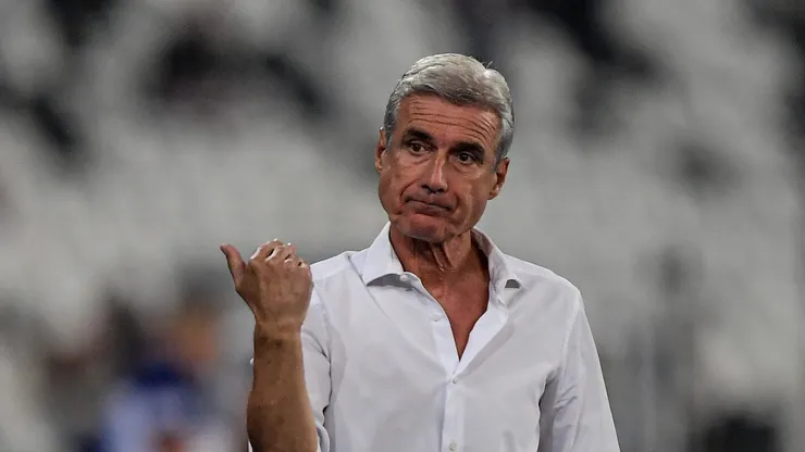 RJ - RIO DE JANEIRO - 10/06/2023 - BRASILEIRO A 2023, BOTAFOGO X FORTALEZA - Luis Castro tecnico do Botafogo durante partida contra o Fortaleza no estadio Engenhao pelo campeonato BRASILEIRO A 2023. Foto: Thiago Ribeiro/AGIF