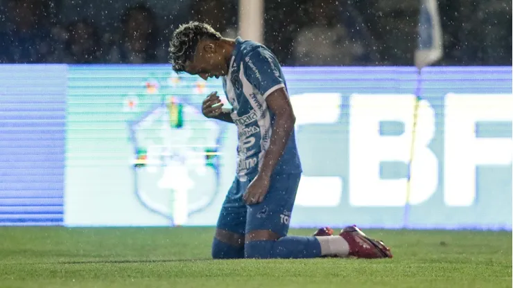 Foto: Fernando Torres/AGIF - Marlon, jogador do Paysandu, comemora seu gol durante partida contra o Sao Raimundo no estadio Curuzu pelo campeonato Copa Verde 2022.