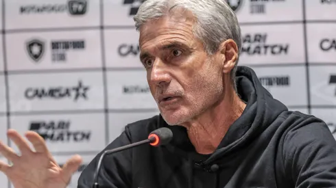 PR – CURITIBA – 03/06/2023 – BRASILEIRO A 2023, ATHLETICO-PR X BOTAFOGO – Luis Castro tecnico do Botafogo durante entrevista coletiva apos a partida contra o Athletico-PR no estadio Arena da Baixada pelo campeonato BRASILEIRO A 2023. Foto: Robson Mafra/AGIF