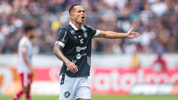 Foto: Fernando Torres/AGIF - Uchoa, jogador do Remo, durante partida contra o America-RN no estadio Baenao pelo campeonato Brasileiro C 2023.