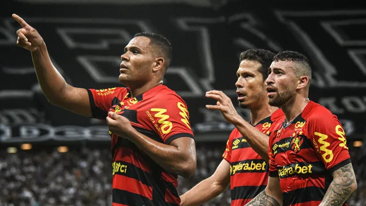 Foto: Kely Pereira/AGIF - Mikael, jogador do Sport, comemora seu gol com jogadores do seu time durante partida contra o Ceara no estadio Arena Castelao pelo campeonato Brasileiro A 2021.