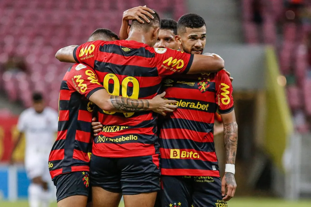 Foto: Paulo Paiva/AGIF – Mikael, jogador do Sport, comemora seu gol com jogadores do seu time durante partida contra o Athletico-PR no estadio Arena Pernambuco pelo campeonato Brasileiro A 2021.