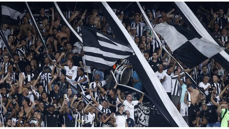 Torcida do Botafogo festejando durante partida contra o Fortaleza no Nilton Santos pelo Campeonato Brasileiro Foto: Buda Mendes/Getty Images)