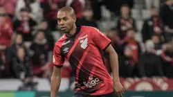 PR - Curitiba - 21/08/2022 - BRASILEIRO A 2022, ATHLETICO PR X AMERICA MG - Fernandinho jogador do Athletico-PR durante partida contra o America-MG no estadio Arena da Baixada pelo campeonato Brasileiro A 2022. Foto: Robson Mafra/AGIF