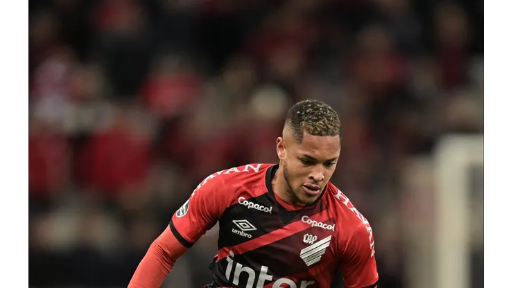 Vitor Roque já em ação com a camisa do Furação pelo Libertadores 2022 Foto: Pedro Vilela/Getty Images