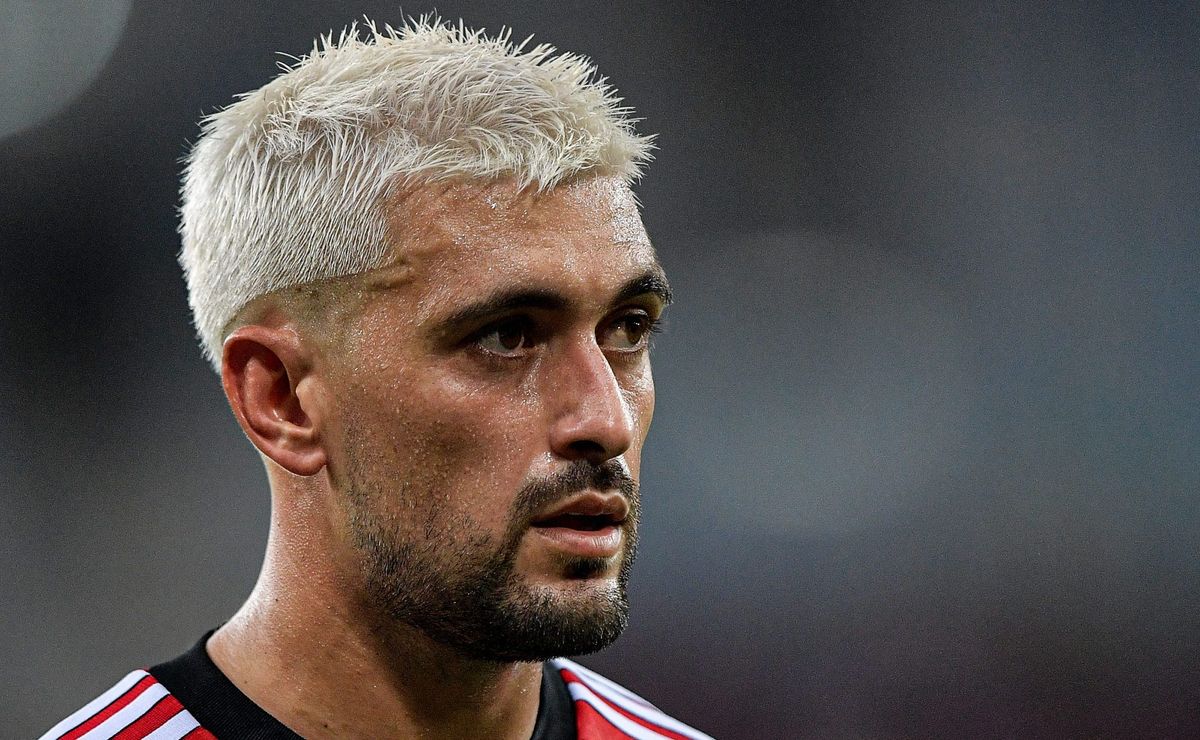 48 anos, técnico promissor de Copa do Mundo: ‘Professor’ de Arrascaeta cai na mesa do Atlético e pode assumir cargo de Coudet