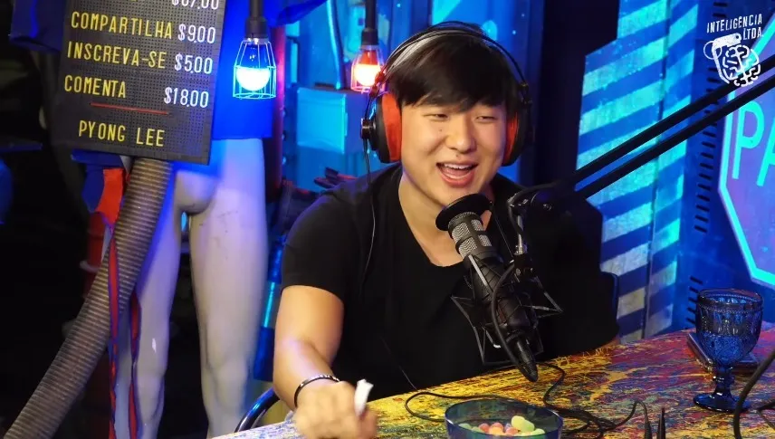 Foto: Inteligência Ltda/YouTube – Pyong Lee foi desafiado por Marcelinho