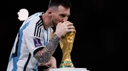 Catar - Doha - 18/12/2022 - COPA DO MUNDO 2022 FINAL, ARGENTINA X FRANCA - Messi jogador do Argentina com a taca de campeao do mundo durante cerimonia de premiacao apos vitoria na partida contra o Franca no estadio Lusail pela decisao do campeonato Copa do Mundo 2022. Foto: Pedro Martins/AGIF