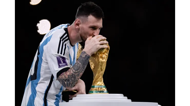 Catar - Doha - 18/12/2022 - COPA DO MUNDO 2022 FINAL, ARGENTINA X FRANCA - Messi jogador do Argentina com a taca de campeao do mundo durante cerimonia de premiacao apos vitoria na partida contra o Franca no estadio Lusail pela decisao do campeonato Copa do Mundo 2022. Foto: Pedro Martins/AGIF
