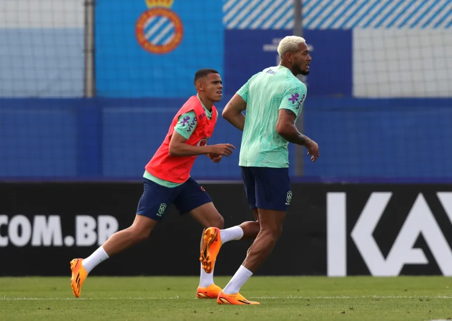 Vanderson (e) treina ao lado de Joelinton | Créditos: Joilson Marconne/CBF