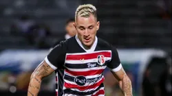 Foto: Rafael Vieira/AGIF - Emerson Galego, jogador do Santa Cruz, durante partida contra o Sousa, no estadio Arruda pelo campeonato Brasileiro D 2023.