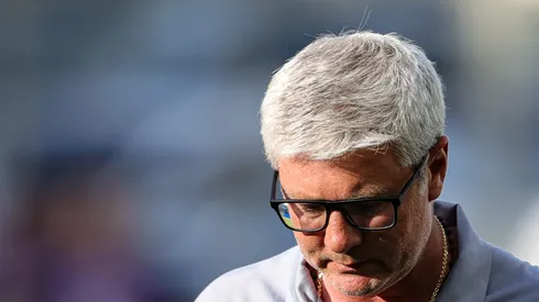 Odair Hellmann (Santos) de cabeça baixa durante partida no Brasileirão. Foto: Gilson Junio/AGIF