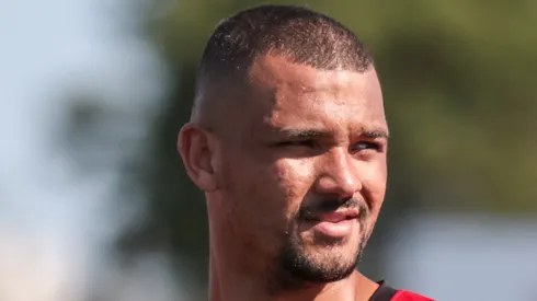 PR - Sao Jose dos Pinhais - 28/01/2023 - PARANAENSE 2023, SAO JOSEENSE X ATHLETICO - Ze Ivaldo jogador do Athletico-PR durante execucao do hino nacional antes da partida contra o Saojoseense no estadio do Pinhao pelo campeonato Paranaense 2023. Foto: Robson Mafra/AGIF