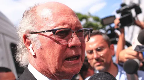 SP - Santos - 02/01/2023 - PELE, VELORIO - Paulo Roberto Falcao ex-treinador de futebol durante velorio de Pele no estadio Vila Belmiro nesta segunda-feira (2). Pele faleceu por decorrencia de falencia multipla de orgaos no ultimo dia 29 de dezembro apos cerca de um mes de internacao no hospital Albert Einstein em Sao Paulo. Pele e considerado o maior jogador de futebol de toda a historia e jogou pelo Santos por quase 20 anos e conquistou tres Copas do Mundo pela Selecao Brasileira. Foto: Ettore Chiereguini/AGIF