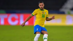 Foto: Thiago Ribeiro/AGIF - Renan Lodi: lateral tem futuro indefinido