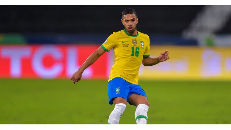 Foto: Thiago Ribeiro/AGIF - Renan Lodi: lateral tem futuro indefinido