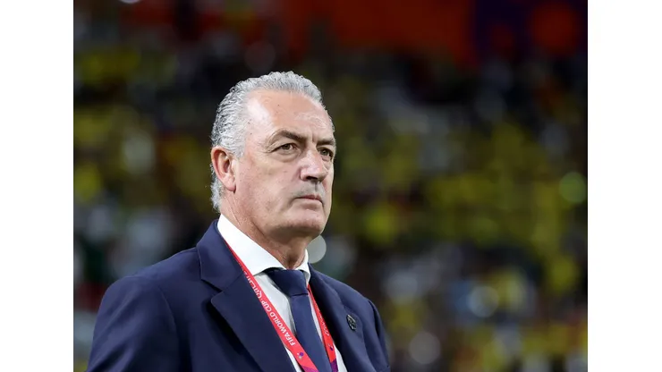 DOHA, QATAR - NOVEMBER 29: Head coach Gustavo Alfaro of Ecuador looks on before the FIFA World Cup Qatar 2022 Group A match between Ecuador and Senegal at Khalifa International Stadium on November 29, 2022 in Doha, Qatar. (Photo by Elsa/Getty Images)