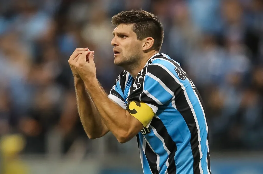 Foto: Pedro H. Tesch/AGIF – Kannemann: zagueiro está mais uma vez suspenso na temporada