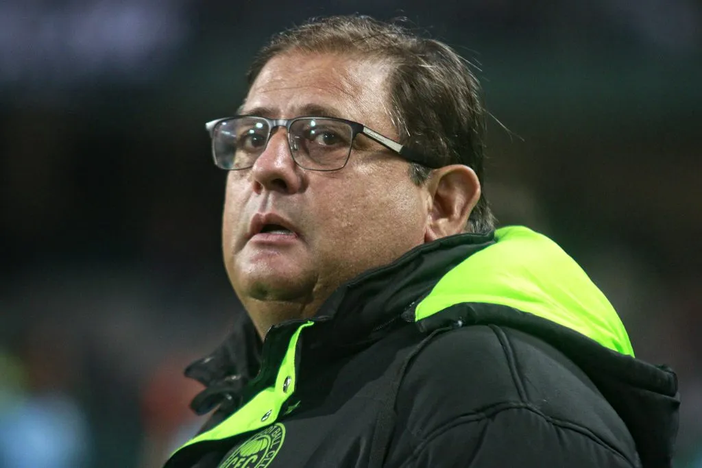 Foto: Gabriel Machado/AGIF – Guto e Roger Machado também estão na mira do Vasco