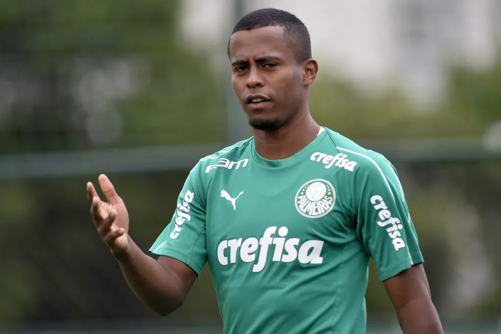 Carlos Eduardo durante treino do Palmeiras