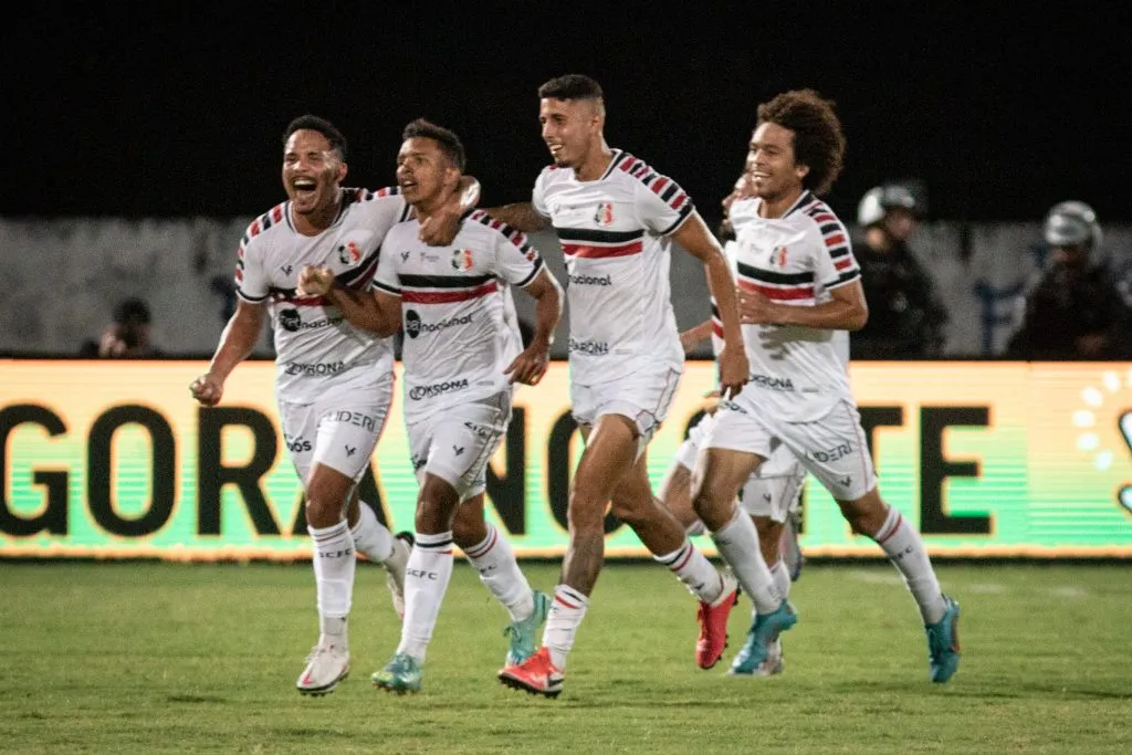 Foto: Paulo Paiva/AGIF – Dayvid, jogador do Santa Cruz, comemora seu gol com jogadores do seu time durante partida contra o Caucaia no estadio Arruda, pelo campeonato Copa do Nordeste 2023.