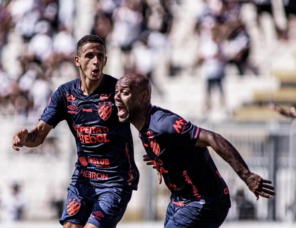 SP - CAMPINAS - 11/06/2023 - BRASILEIRO B 2023, PONTE PRETA X SPORT - Luciano Juba jogador do Sport comemora seu gol com Vagner Love jogador da sua equipe durante partida contra o Ponte Preta no estadio Moises Lucarelli pelo campeonato BRASILEIRO B 2023. Foto: Guilherme Drovas/AGIF