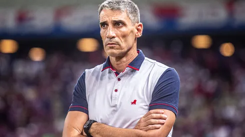 Foto: Lucas Emanuel/AGIF- Juan Vojvoda tenta achar solução para o ataque