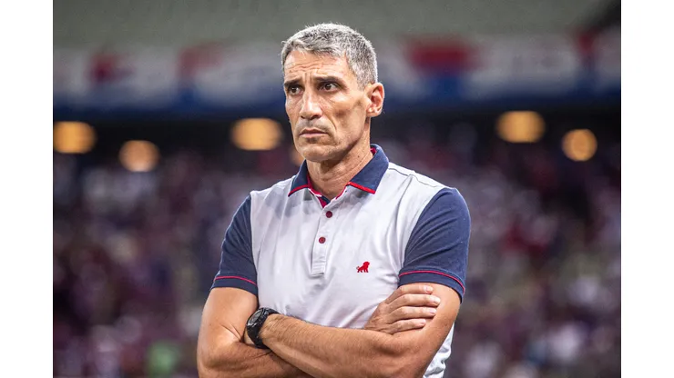 Foto: Lucas Emanuel/AGIF- Juan Vojvoda tenta achar solução para o ataque
