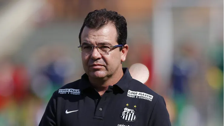 SAO PAULO - SP - 22/02/2015 - PAULISTA 2015/PORTUGUESA X SANTOS - Tecnico Ederson Moreira durante partida do Campeonato Paulista 2015, no Estadio do Pacaembu/Sao Paulo.