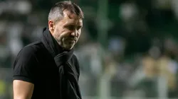 Eduardo Coudet se despede de jogadores do Galo no vestiário após partida pelo Brasileirão(Foto: Fernando Moreno/AGIF)