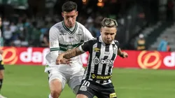 Foto: Robson Mafra/AGIF - Jean Pedroso, jogador do Coritiba, disputa lance com Soteldo, jogador do Santos, durante partida no estadio Couto Pereira pelo campeonato BRASILEIRO A 2023.