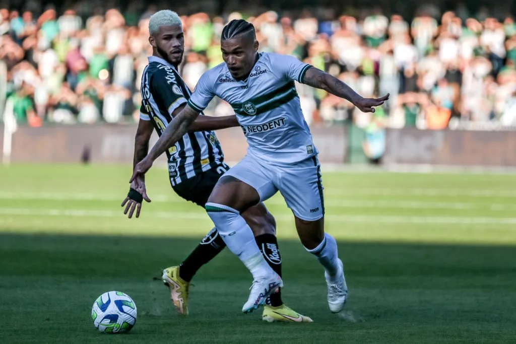 Foto: Robson Mafra/AGIF – Junior Urso, jogador do Coritiba, disputa lance com Nathan, jogador do Santos, durante partida no Estádio Couto Pereira, pelo campeonato BRASILEIRO A 2023.