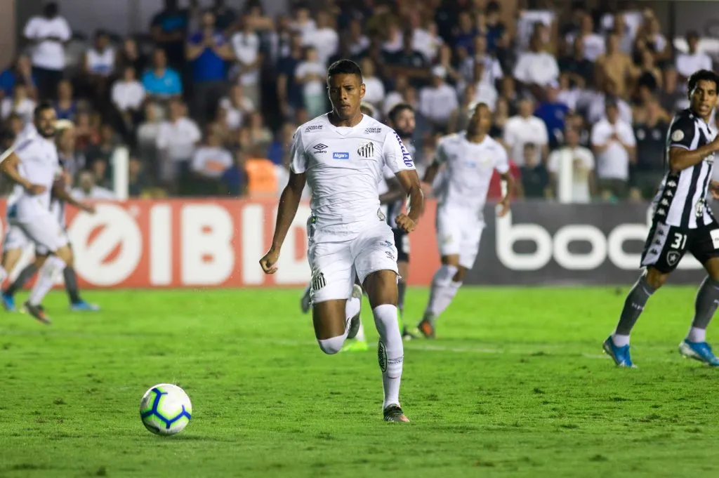 TFoto: Fernanda Luz/AGIF – Tailson perdeu espaço no Santos após bom começo
